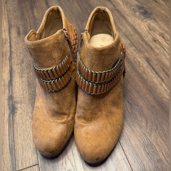 JustFab Brenwyn ankle boot with chain and heel size 10- cognac - Picture 1 of 5